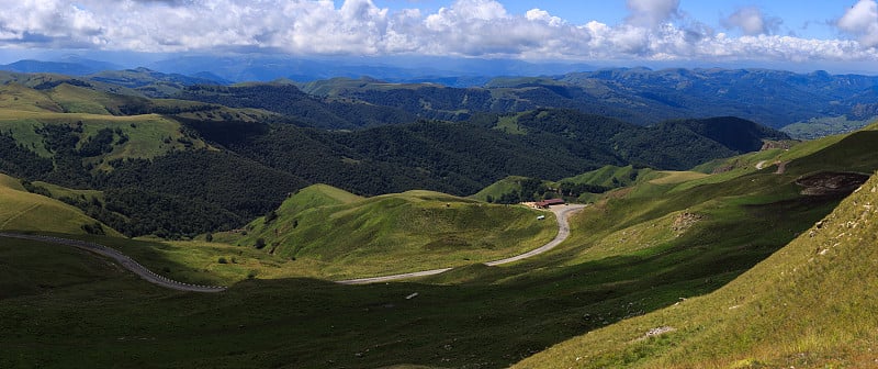 厄尔布鲁斯山附近山丘上的云的全景。摄于俄罗斯高加索地区。