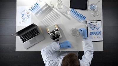 化学学生做科学实验，做实验研究，俯视图