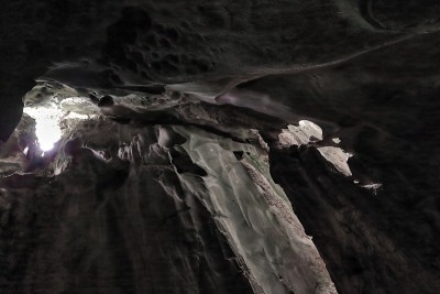 阳光透过天花板上的洞射进来- cudugonon Point Cave-El ndo - palaw