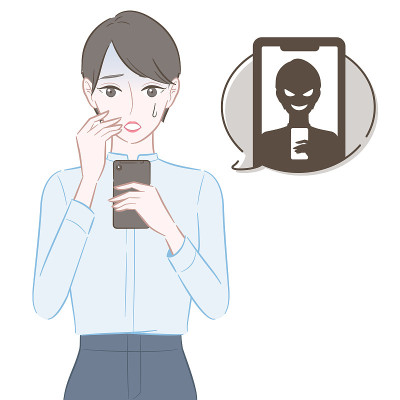 一名使用智能手机的女性因账户被黑而感到震惊