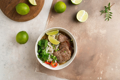 越南Pho-bo汤。米粉和牛肉。亚洲食品。越南菜。酸橙