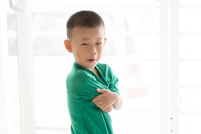 亚洲男孩扮鬼脸