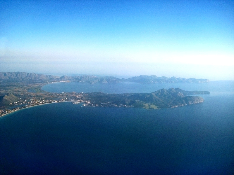 马略卡湾的Pollenca和Alcudia -鸟瞰图