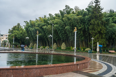 美丽的海滨公园位于巴统市中心，下雨天