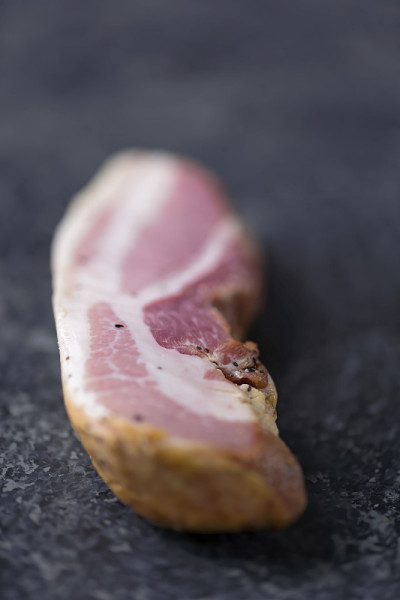 乡村生意大利熏肉烟肉带回家培根的概念