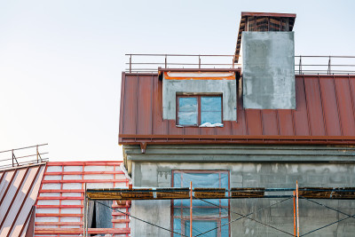 立面改造。建筑工地用脚手架。