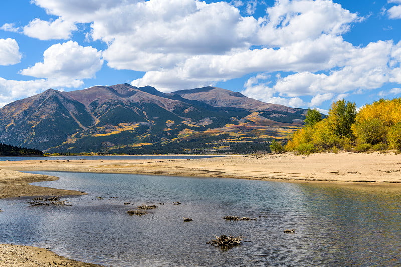 秋天在双湖-一个阳光明媚的秋日双湖在两个最高的山峰，埃尔伯特山和巨大山的基础上，北美的落基山脉。Le