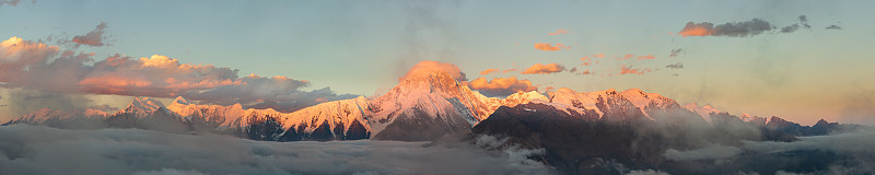 雄伟的中国雪山。令人惊叹的中国自然景观。多山的地形。