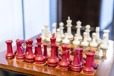 古色古香的象棋红白相间的木板桌上。