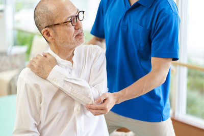 肩关节松动的老年人