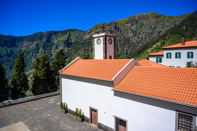 Curral das Freiras村在美丽的山景尼桑山谷，Câmara de Lobos市，葡萄牙