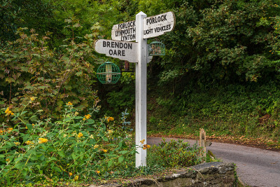 老方向标志，看到在Brendon，英格兰，英国