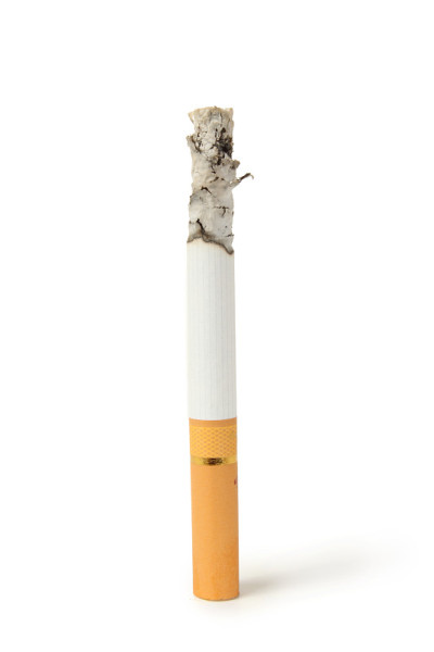 香烟孤立在白色的背景上