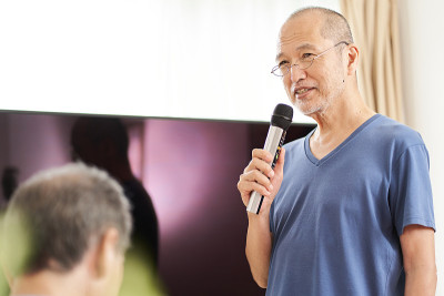老年人在护理机构的卡拉ok室唱歌