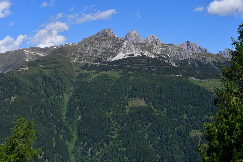 风景秀丽的斯图白谷在山后