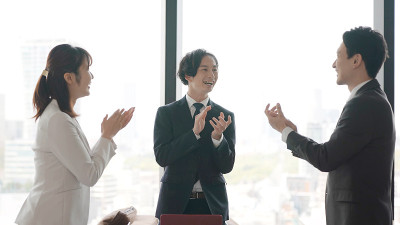 亚洲商业集团在办公室里拍手