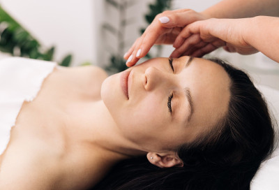 美容。身体护理、皮肤护理、健康、幸福、美容治疗理念。美容院面部按摩。水疗面部按摩