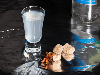 传统的希腊茴香酒在小酒杯