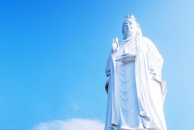 岘港大佛位于岘港松特半岛的林翁塔，距离美溪海滩9公里，或距离岘港市中心14公里。