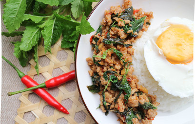 罗勒叶炒鸡炒蛋饭(Ka Prao Kai)