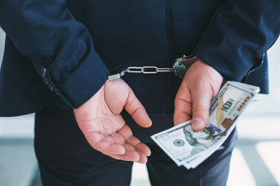 著名政客被控受贿