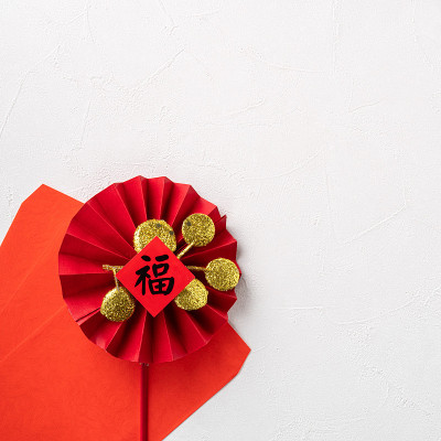 中国农历新年背景设计概念，以白梅花和节日装饰。
