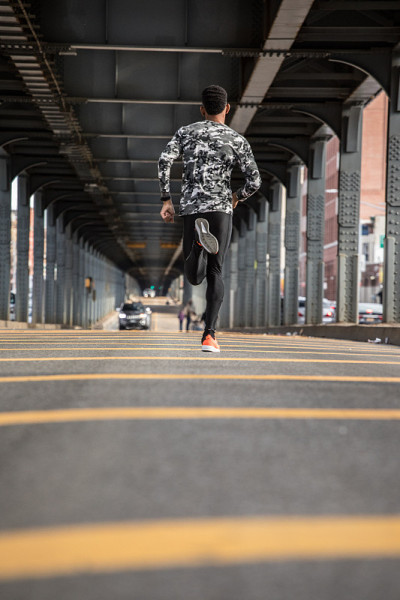 一幅年轻黑人男子在纽约布鲁克林跑步的肖像