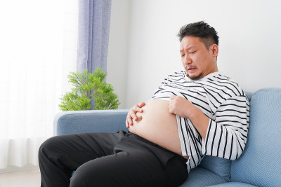 吃得太多的肥胖男子