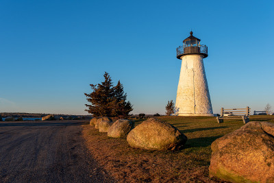 马萨诸塞州马塔波塞特(Mattapoisett)的Ned Point Light。日出时