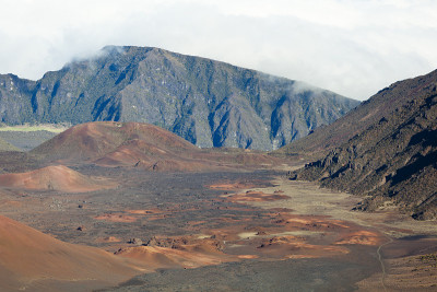毛伊岛哈雷阿卡拉火山口的红色火山渣锥