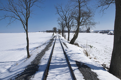穿越被雪覆盖的乡村的铁路