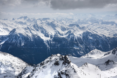 冬季阿尔卑斯山的风景从滑雪胜地瓦尔索伦斯