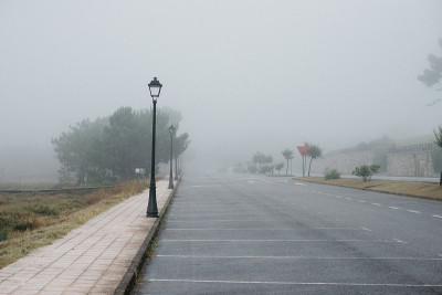 雾蒙蒙的早晨，空旷的户外沥青停车场