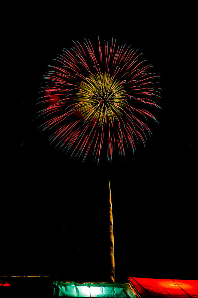 烟花照亮了天空