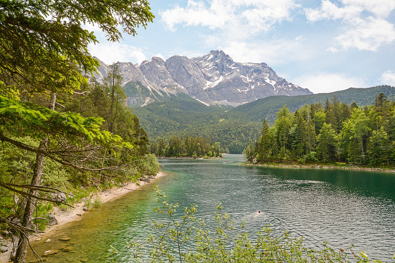 Eibsee湖和Zugspitze，德国最高的山在巴伐利亚阿尔卑斯，德国巴伐利亚