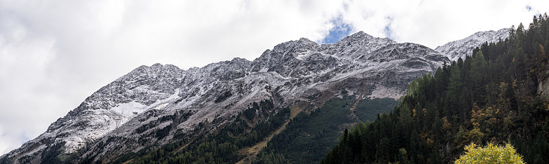 山、河、树景观自然环境。在阿尔卑斯山徒步旅行。彩色的山丘，大山。欧洲奥地利阿尔卑斯火山口的秋天。