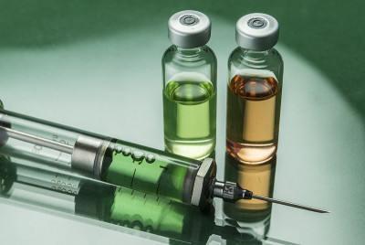 实验室里的几个小瓶和注射器，概念图像