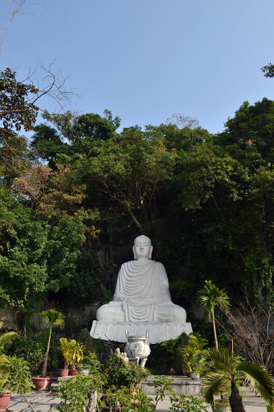 越南岘港大理石山周围的佛像