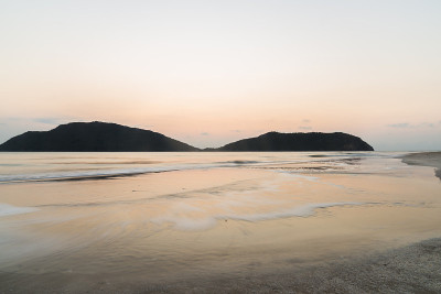夏日的海景和山脉