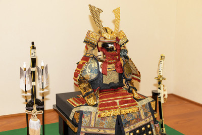 穿着盔甲和头盔的日本武士娃娃在男孩的五一节
