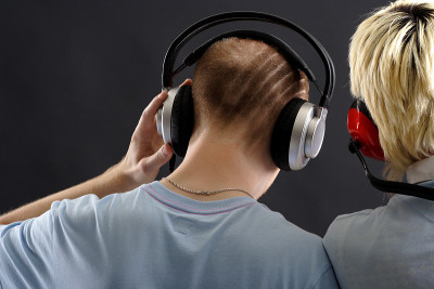 两个年轻的dj