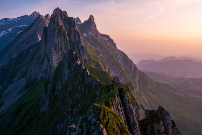日落的山脉，Schaefler Altenalptuerme山山脊瑞士阿尔卑斯山脉阿尔卑斯阿彭策尔瑞