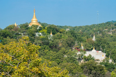 实皆山佛塔群，缅甸实皆地区的圣山。