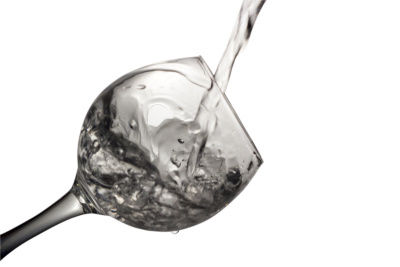 水倒进一个白色背景，单色图像的玻璃杯