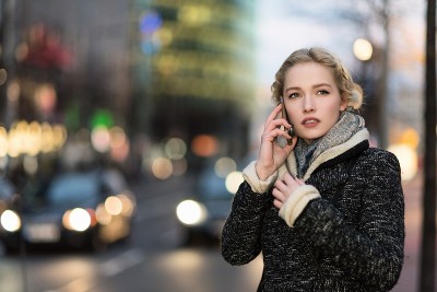 电话里有个金发美女