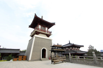 2014年5月10日，中国河北省唐山市兴国寺的钟鼓楼