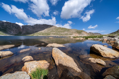 科罗拉多州埃文斯山风景区旁的山顶湖
