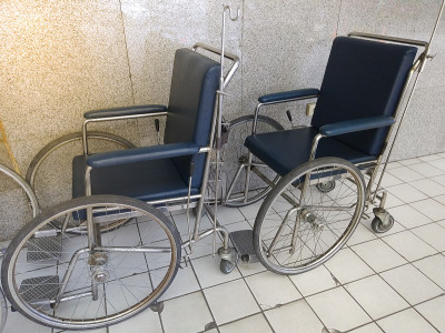 医院为病人提供轮椅。