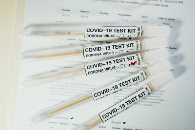 有冠状病毒(COVID-19)标记的血管和肺部CT检查图像