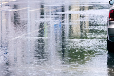 道路与水坑在雨和城市建筑的反射
